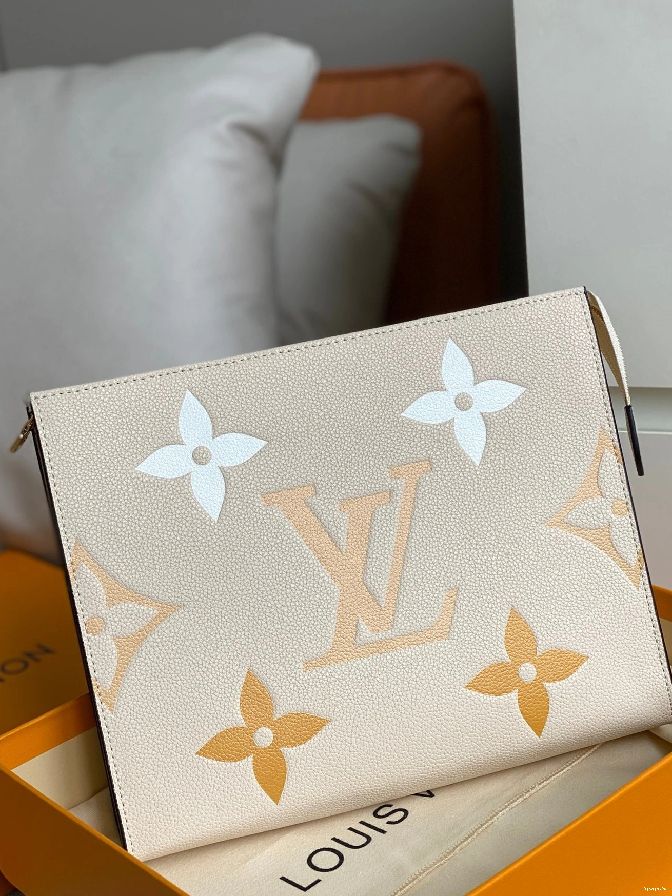 VUITTON LOUIS TOILETRY POUCH 26 0520